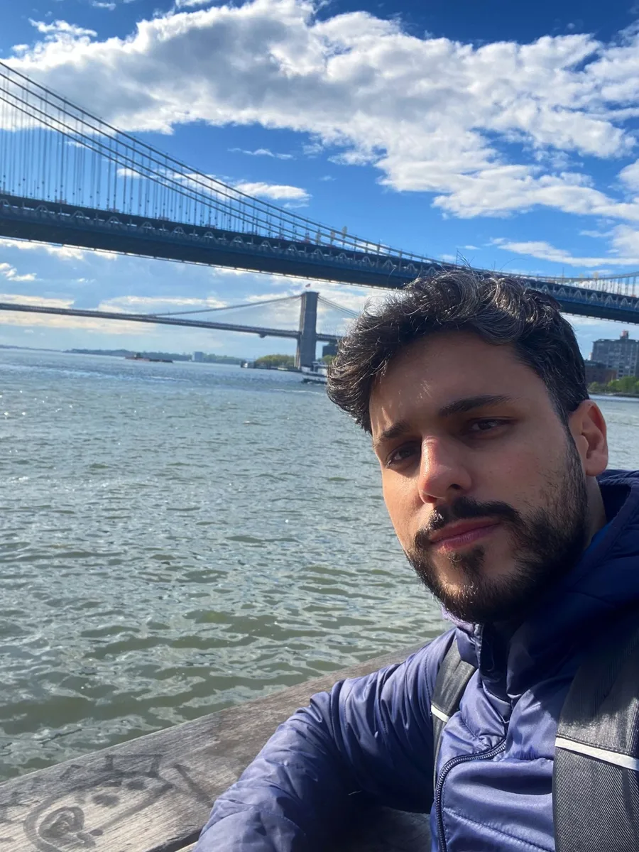 O Professor olhando para a câmera com cara de quem já sabe o seu endereço