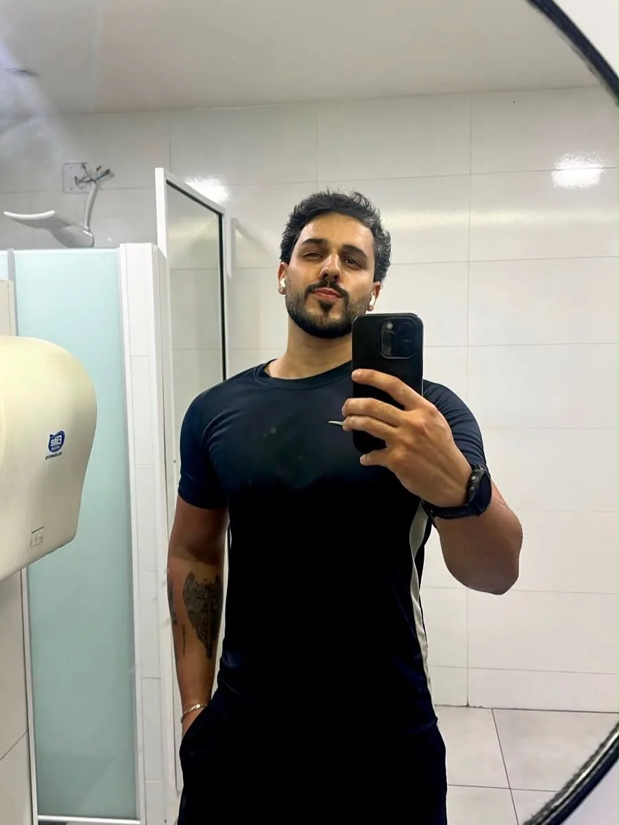 Módulo 2: o Professor tirando selfie no espelho do vestiário da academia fazendo biquinho
